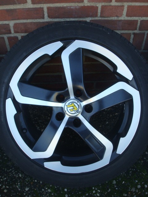 17 Inch VW Dotz Hanzo Velgen Hifly Michelin 5x112