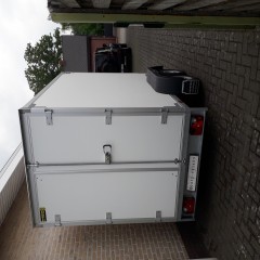 gesloten aanhangwagen geremd