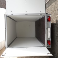 gesloten aanhangwagen geremd