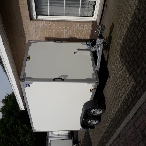 gesloten aanhangwagen geremd