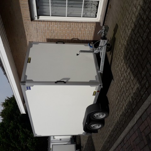 gesloten aanhangwagen geremd