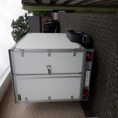 gesloten aanhangwagen geremd