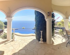 Uw eigen Villa in MORAIRA met overloopzwembad met garage en