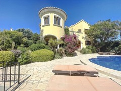 Uw eigen Villa in MORAIRA met overloopzwembad met garage en