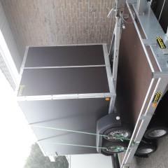 gesloten aanhangwagen met valdeur