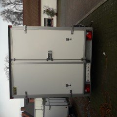 gesloten aanhangwagen met zijdeur