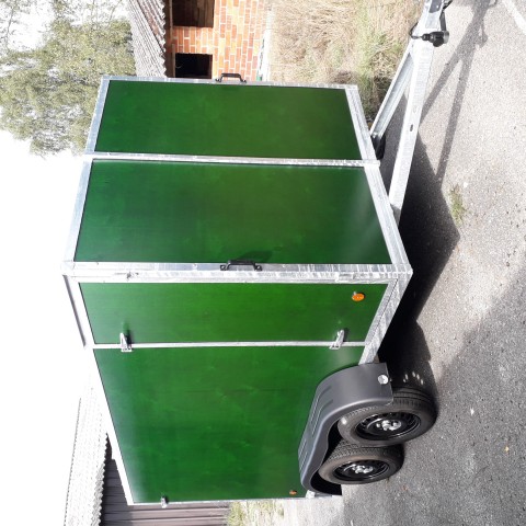 gesloten aanhangwagen met valdeur