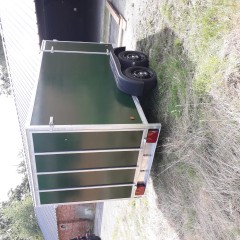 gesloten aanhangwagen met valdeur