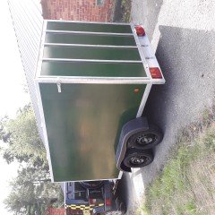 gesloten aanhangwagen met valdeur