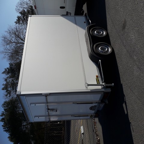 gesloten aanhangwagen met valdeur