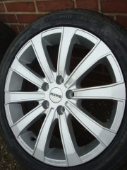 17 inch Momo velgen en banden steek 5x108