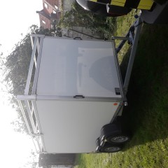 gesloten aanhangwagen met dakrek