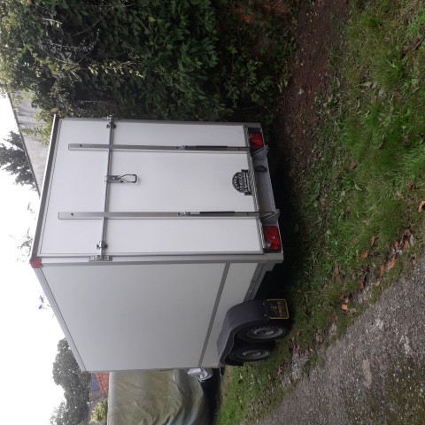 gesloten aanhangwagen met valdeur