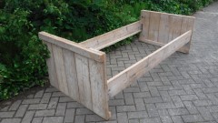 Steigerhouten bed