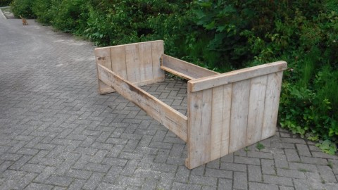 Steigerhouten bed