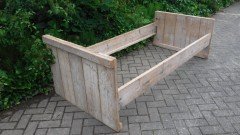 Steigerhouten bed