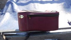 Rode lederen reiskoffer