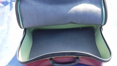 Rode lederen reiskoffer