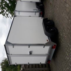 gesloten aanhangwagen met zijdeur