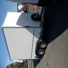 gesloten aanhangwagen met valdeur