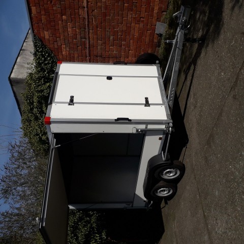 gesloten aanhangwagen met zijluik
