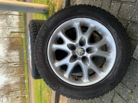 Winterbanden 195 60 R15   velgen voor een fles whisky