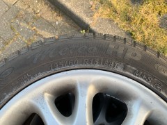 Winterbanden 195 60 R15   velgen voor een fles whisky