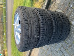 Winterbanden 195 60 R15   velgen voor een fles whisky