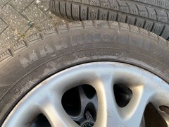 Winterbanden 195 60 R15   velgen voor een fles whisky