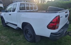 Witte Toyota Hilux crew cab