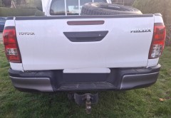 Witte Toyota Hilux crew cab