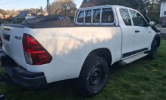 Witte Toyota Hilux crew cab