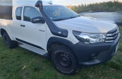Witte Toyota Hilux crew cab