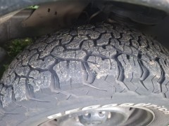 Witte Toyota Hilux crew cab