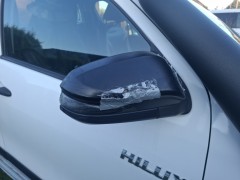 Witte Toyota Hilux crew cab