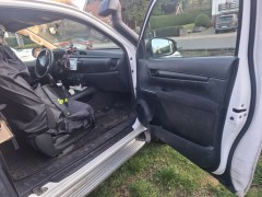 Witte Toyota Hilux crew cab