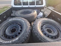 Witte Toyota Hilux crew cab