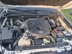 Witte Toyota Hilux crew cab