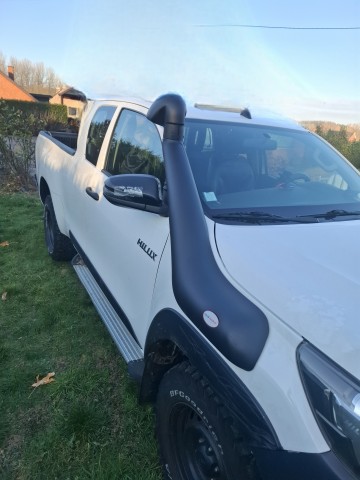 Witte Toyota Hilux crew cab