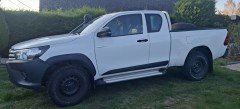 Witte Toyota Hilux crew cab
