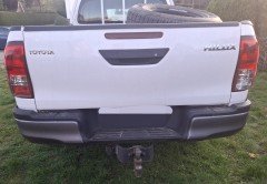 Witte Toyota Hilux crew cab