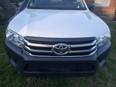 Witte Toyota Hilux crew cab
