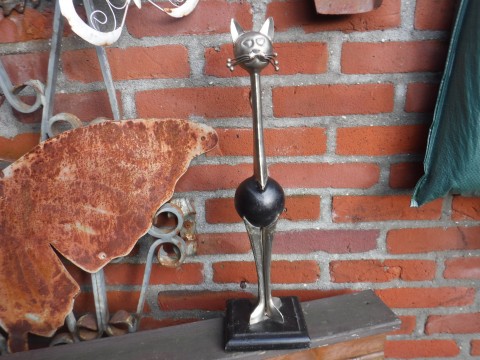 mooie metalen sculptuur van een kat