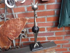 mooie metalen sculptuur van een kat