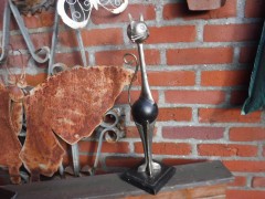 mooie metalen sculptuur van een kat