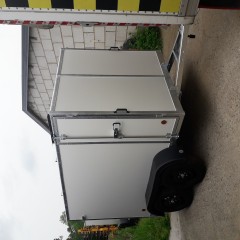 gesloten aanhangwagen met valdeur