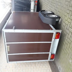 gesloten aanhangwagen met valdeur