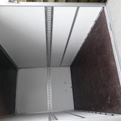 gesloten aanhangwagen met valdeur