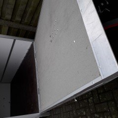 gesloten aanhangwagen met valdeur