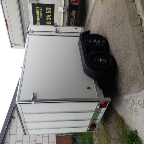 gesloten aanhangwagen met valdeur